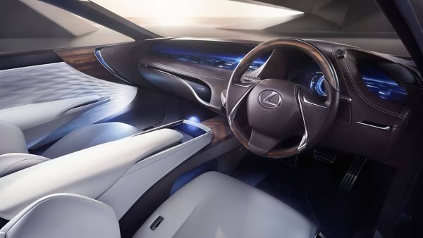 Nahaufnahme eines Lexus Lenkrads mit digitalem Amaturenbrett im Hintergrund