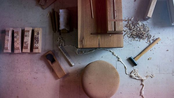 Verschiedene Objekte aus Holz sowie Werkzeuge auf einem Tisch