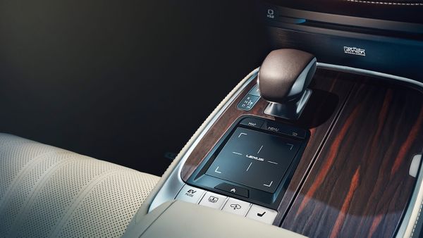 Eine Detailaufnahme der eleganten Mittelkonsole in einem Lexus