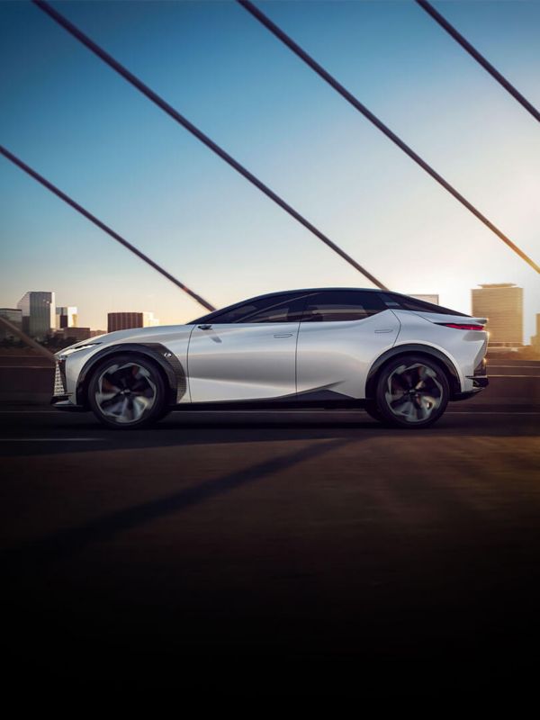 Der LF-Z Electrified vor einer Stadtkulisse