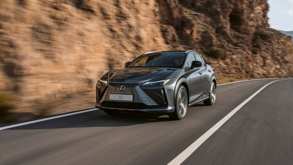 RZ SUV electric pe sosea