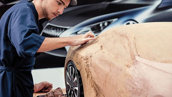 Projektant Lexusa rzeźbi gliniany model