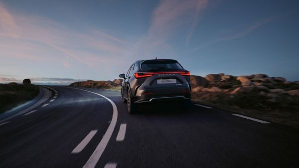 Lexus RX sõidab teel