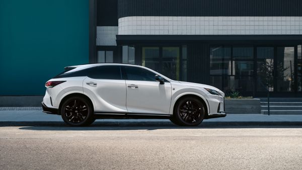 Seitenansicht eines weißen Lexus RX geparkt an einer Straße