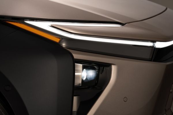 Obrázek s detailem designu světlometů bZ4X Touring