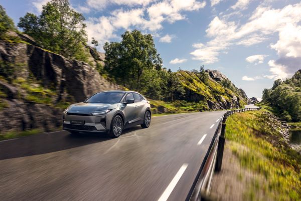 Een Toyota C-HR+ onderweg