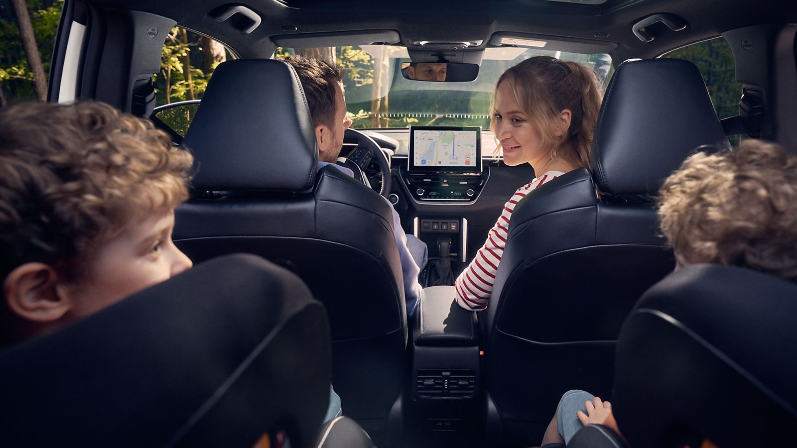 Famille installée dans un Corolla Cross