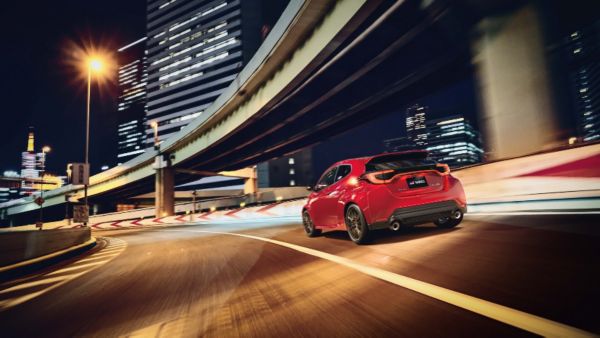La GR Yaris traverse un pont.