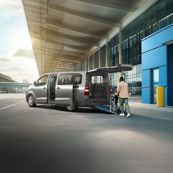Vehículo Toyota Proace accesible para sillas de ruedas fuera de un aeropuerto