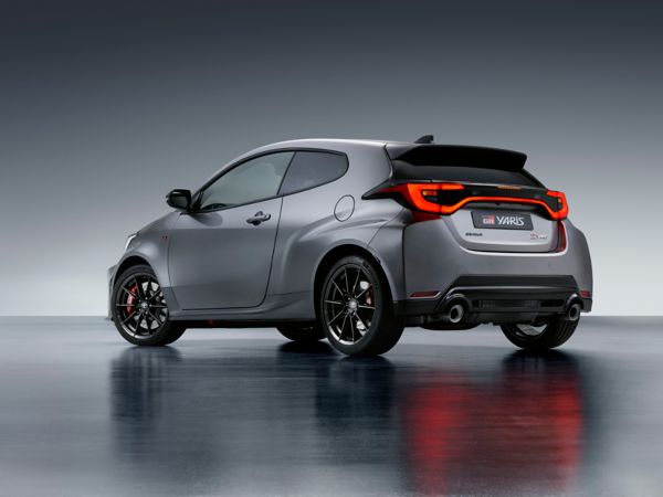 Gros plan sur le pot d'échappement d’une Toyota Yaris
