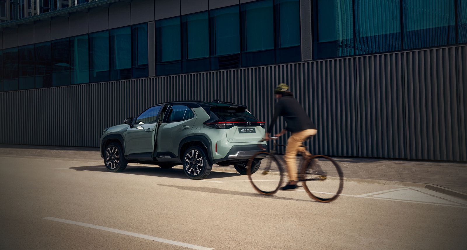 Yaris Cross y persona en bicicleta