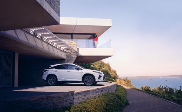 Lexus RX novietots īpašumā pie jūras