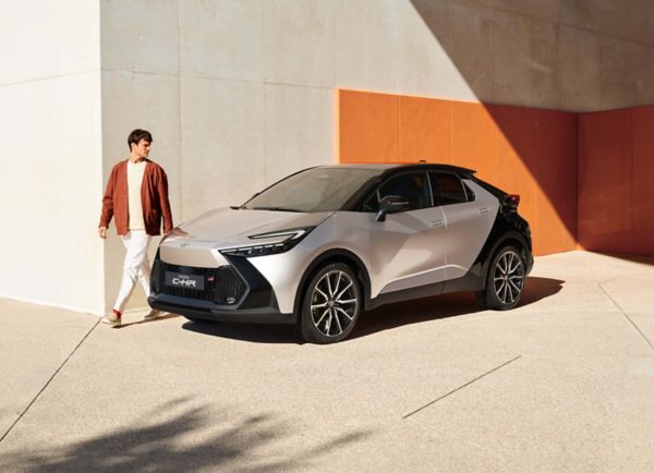 Ein geparkter Toyota C-HR vor einem modernen Gebäude vermittelt den Eindruck von flexibler Fahrzeugnutzung wie beim Auto Abo.